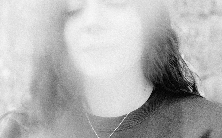 Claudia Gr Moneo imagen de su rostro borrosa para contacto